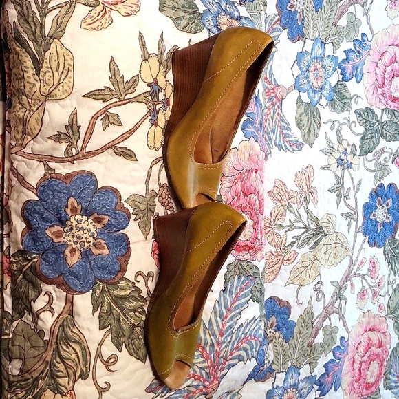 Aerosoles khaki leather wedge, like new - Picture 2 of 5